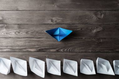 Beyaz ve renkli kağıt tekneler ahşap masa üzerinde