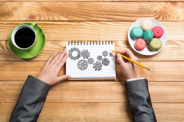 Not defteri vites düzeneği çizim eller 