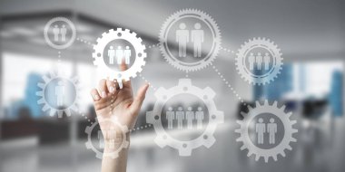 Gears'ı ekranda dokunmadan kadın el