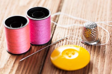 dikiş seti aksesuarları masada 