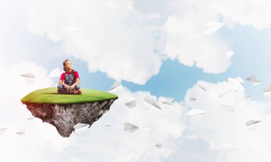 Yüzen ada üzerinde sevimli gülümseyen kız 