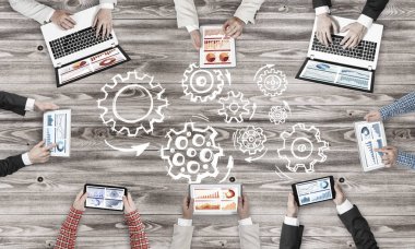 insanlar aygıtlarla birlikte çalışan eller 