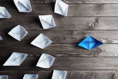 Beyaz ve renkli kağıt tekneler ahşap masa üzerinde