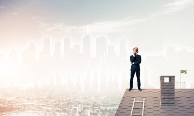 Çatıda duran mühendisi