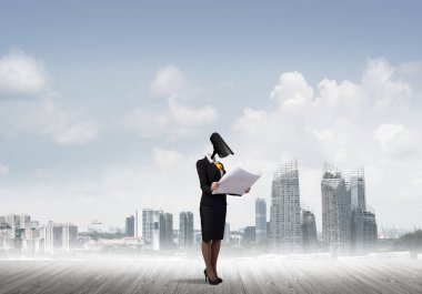 Kamera zoom ile meçhul iş kadını 