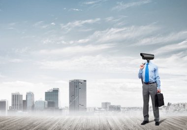 açık havada baş yerine kamera ile işadamı 