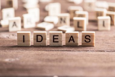 Ahşap öğe harfleri ile