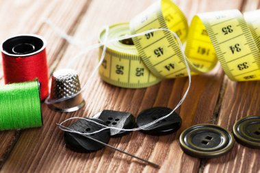 dikiş seti aksesuarları masada 