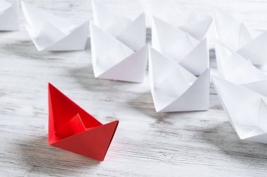 Beyaz ve renkli kağıt tekneler ahşap masa üzerinde