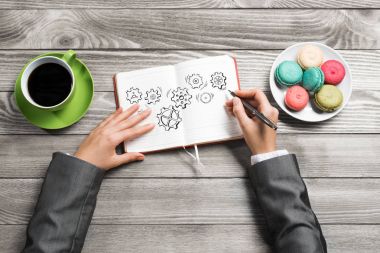 Not defteri vites düzeneği çizim eller 