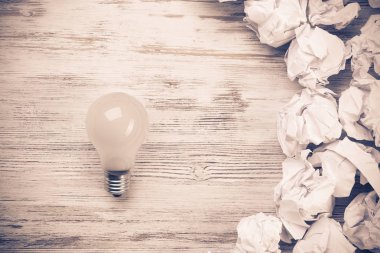 topları buruşuk kağıt ve ampul