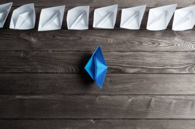 Beyaz ve renkli kağıt tekneler ahşap masa üzerinde