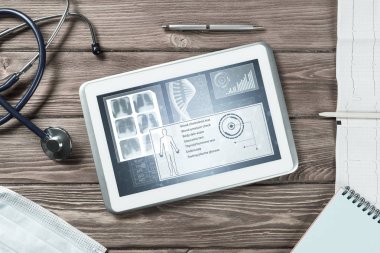 Beyaz tablet pc ve doktor araçları 