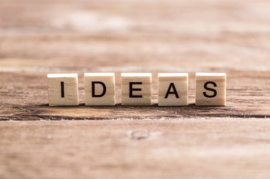 Ahşap öğe harfleri ile