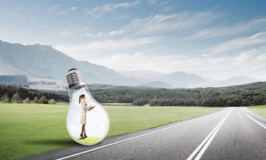 Ampulün içindeki iş kadını 