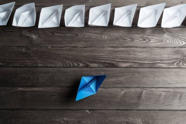 Beyaz ve renkli kağıt tekneler ahşap masa üzerinde