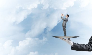 Garson tepsi adam sunulması 