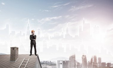 Çatıda duran mühendisi