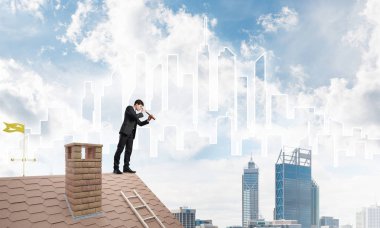 işadamı Çatının kenarında elbiseli