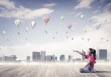 havada aerostats katta oturan kız