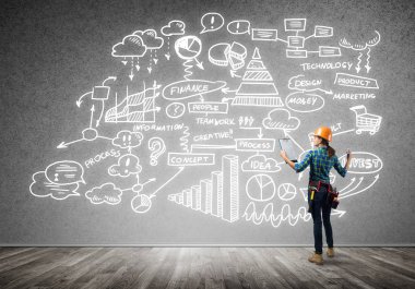 Kask içinde mühendis kadın arkadan görünüm 