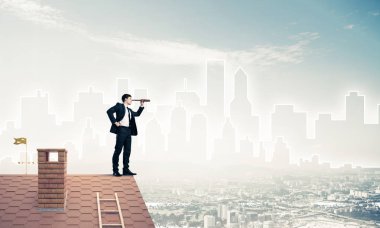 işadamı Çatının kenarında elbiseli