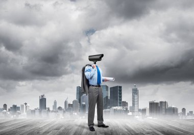 açık havada baş yerine kamera ile işadamı 