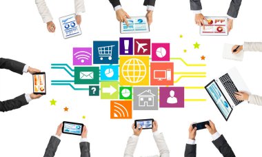 insanlar aygıtlarla birlikte çalışan eller 