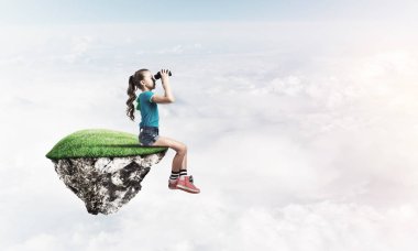 yüzen ada üzerinde oturan kız