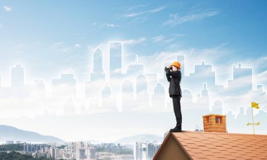 erkek takım elbise ve kask