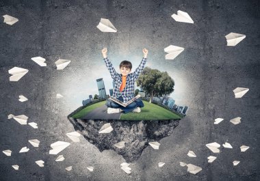 kitap yüzen ada üzerinde oturan çocukla 