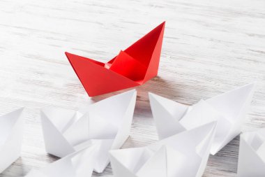 Beyaz ve renkli kağıt tekneler ahşap masa üzerinde