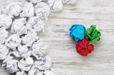 Buruşmuş kağıt toplar.