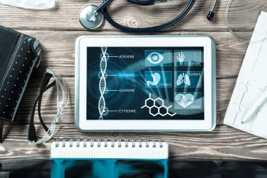 Beyaz tablet pc ve doktor araçları 