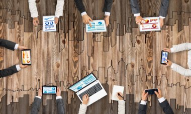 insanlar aygıtlarla birlikte çalışan eller 