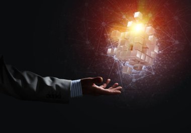 küp şekil tutan işadamı el 