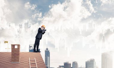 erkek takım elbise ve kask