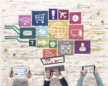 insanlar aygıtlarla birlikte çalışan eller 