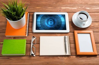 başı işleri ve asma kilit simgesine sahip tablet