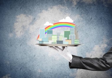 Şehir modeli ile tepsi tutan el 