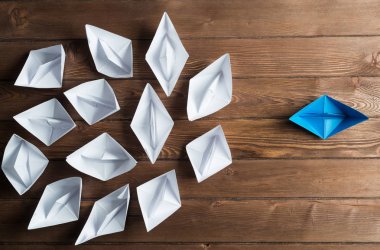 Beyaz ve renkli kağıt tekneler ahşap masa üzerinde