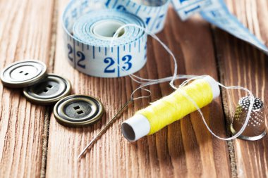 dikiş seti aksesuarları masada 