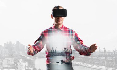 Sanal gerçeklik kulaklığı olan adam.