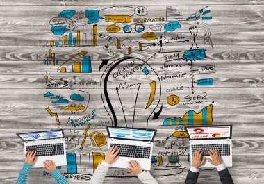 insanlar aygıtlarla birlikte çalışan eller 