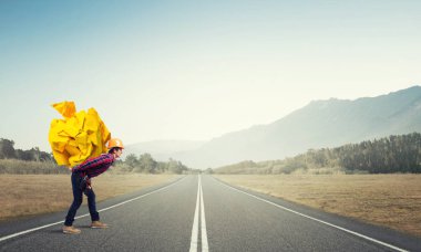 adam taşıma kağıt topu 