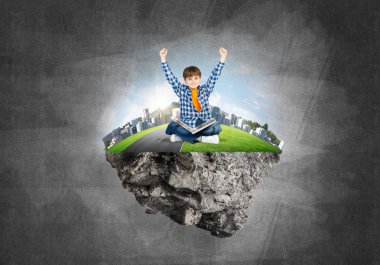 kitap yüzen ada üzerinde oturan çocukla 