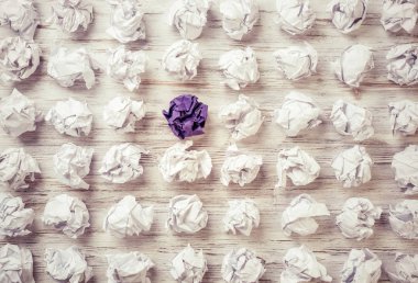 Buruşmuş kağıt toplar. 