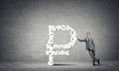 büyük tabelada eğilerek işadamı