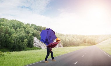 adam taşıma kağıt topu 