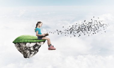 yüzen ada üzerinde kitap okuma kız 